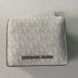 Micheal Kors wallet , barely used , great condition